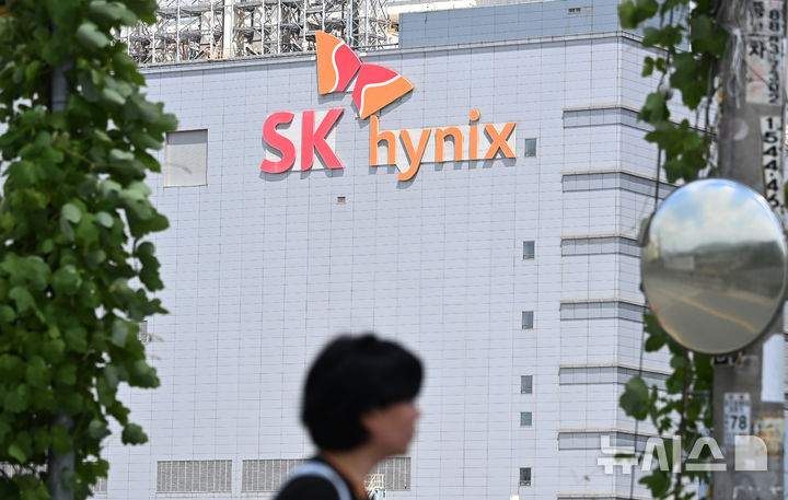"단 25표 차이" SK하이닉스 노조 '주식 성과급' 여론 왜 양분됐나
