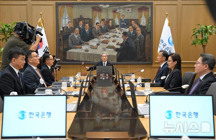 성장률 대폭 높인 한은…"반도체 경기 호황과 파급효과 확산"