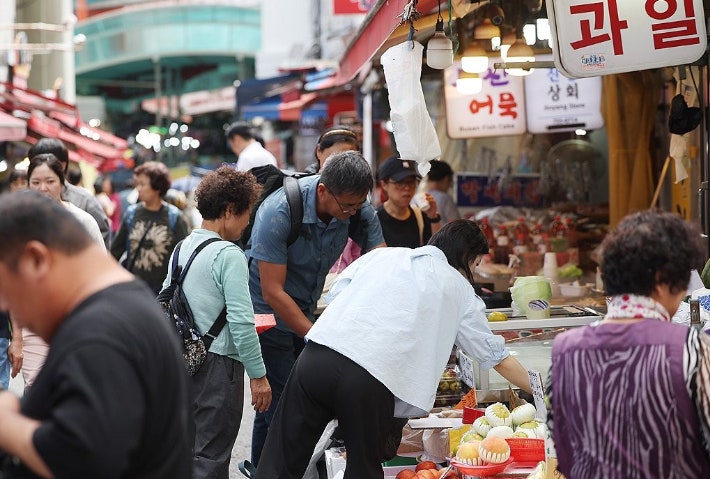 소비심리 넉달 만에 악화…주가 하락·고물가 영향
