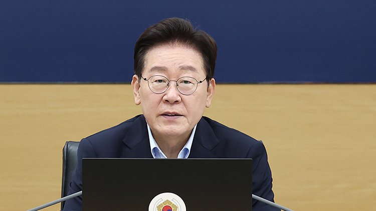 李대통령 지지율 43.3%·부정 54.9%…"부동산 대책 부적절" 52.9%