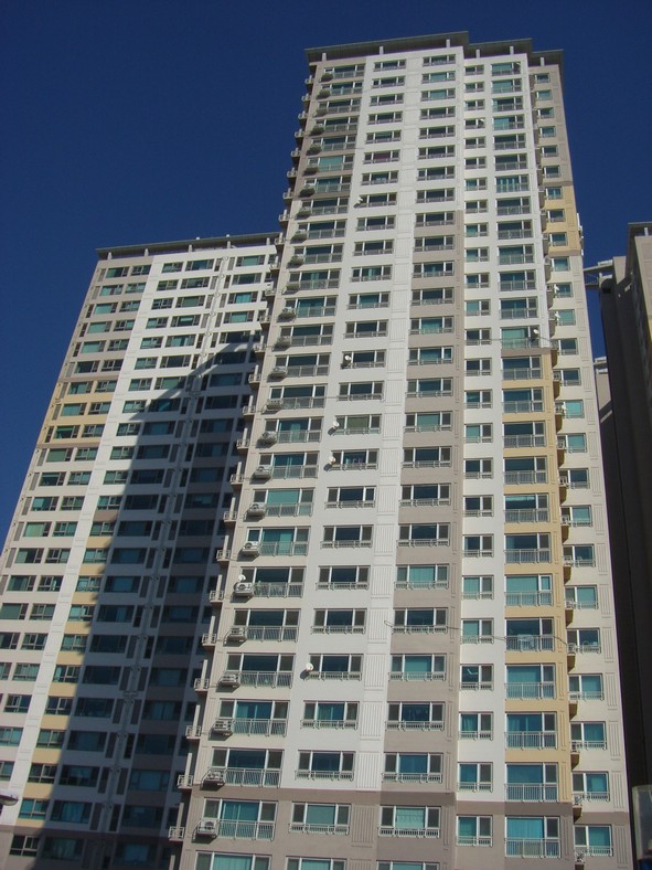 용인 청년 매입임대주택 신청 일정과 자격을 설명하는 아파트 단지