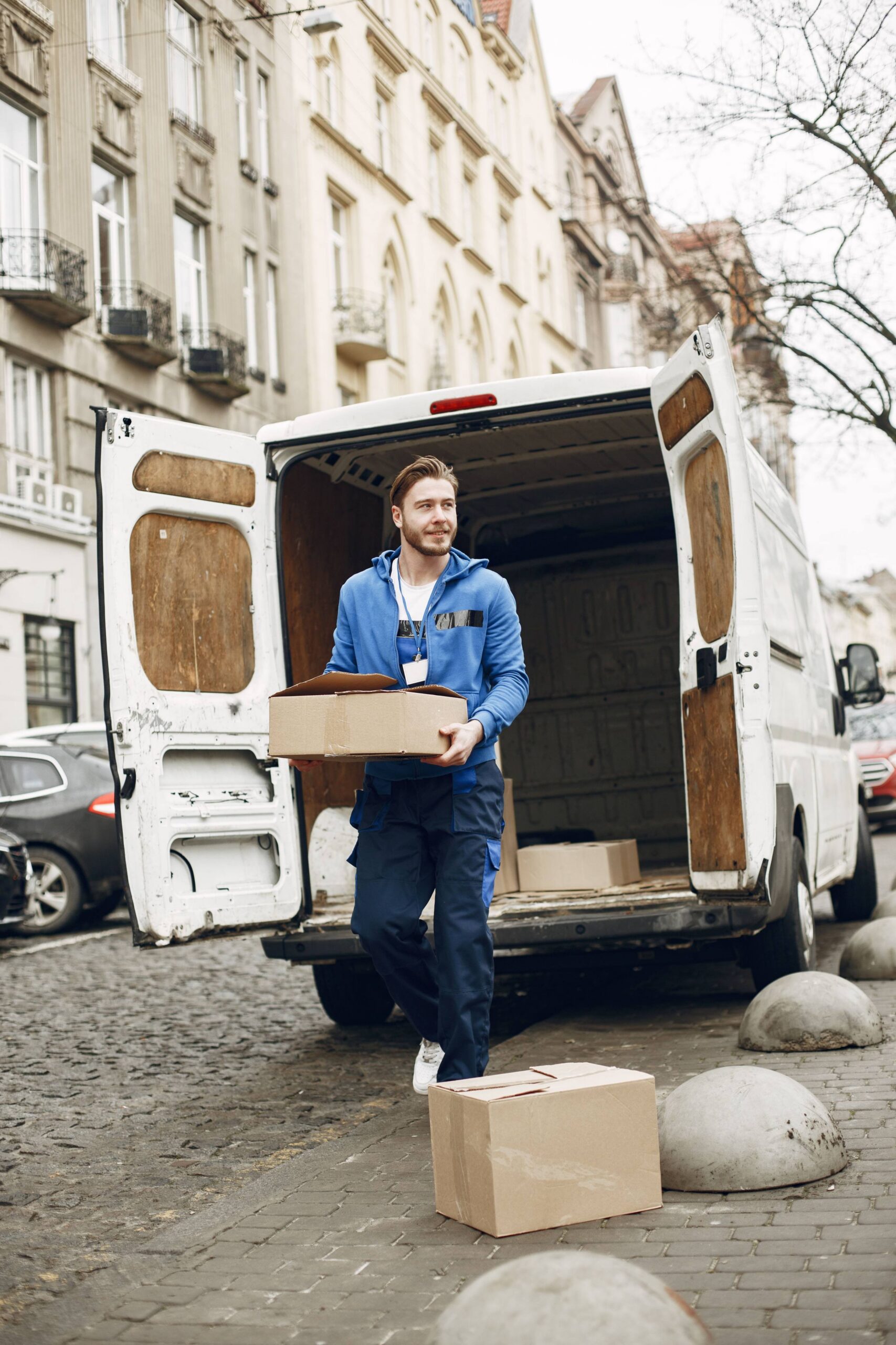 택배 배송기사가 물품을 전달하는 모습