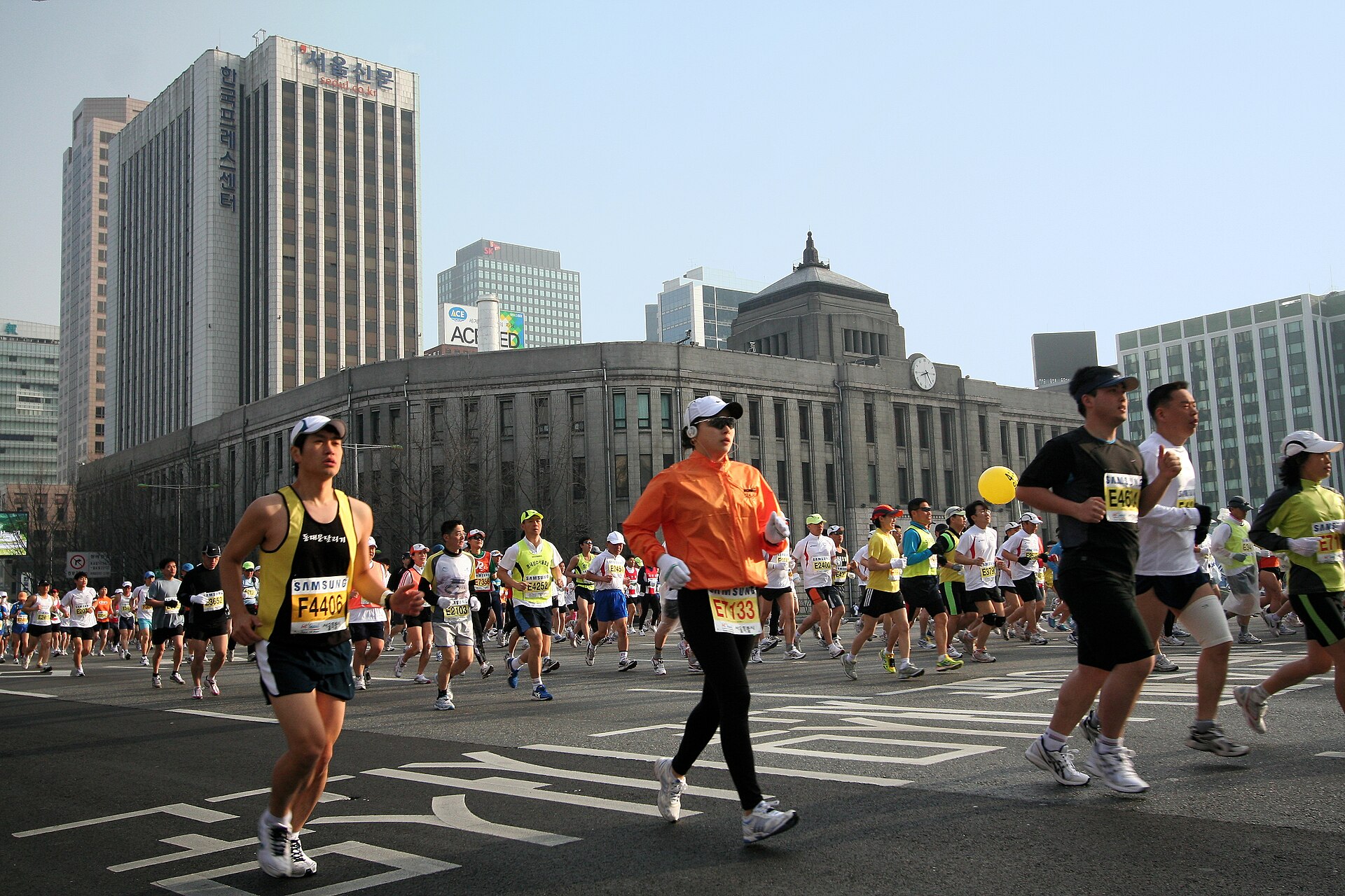 서울 도심 마라톤 참가자들 - Wikimedia Commons, CC BY-SA 2.0