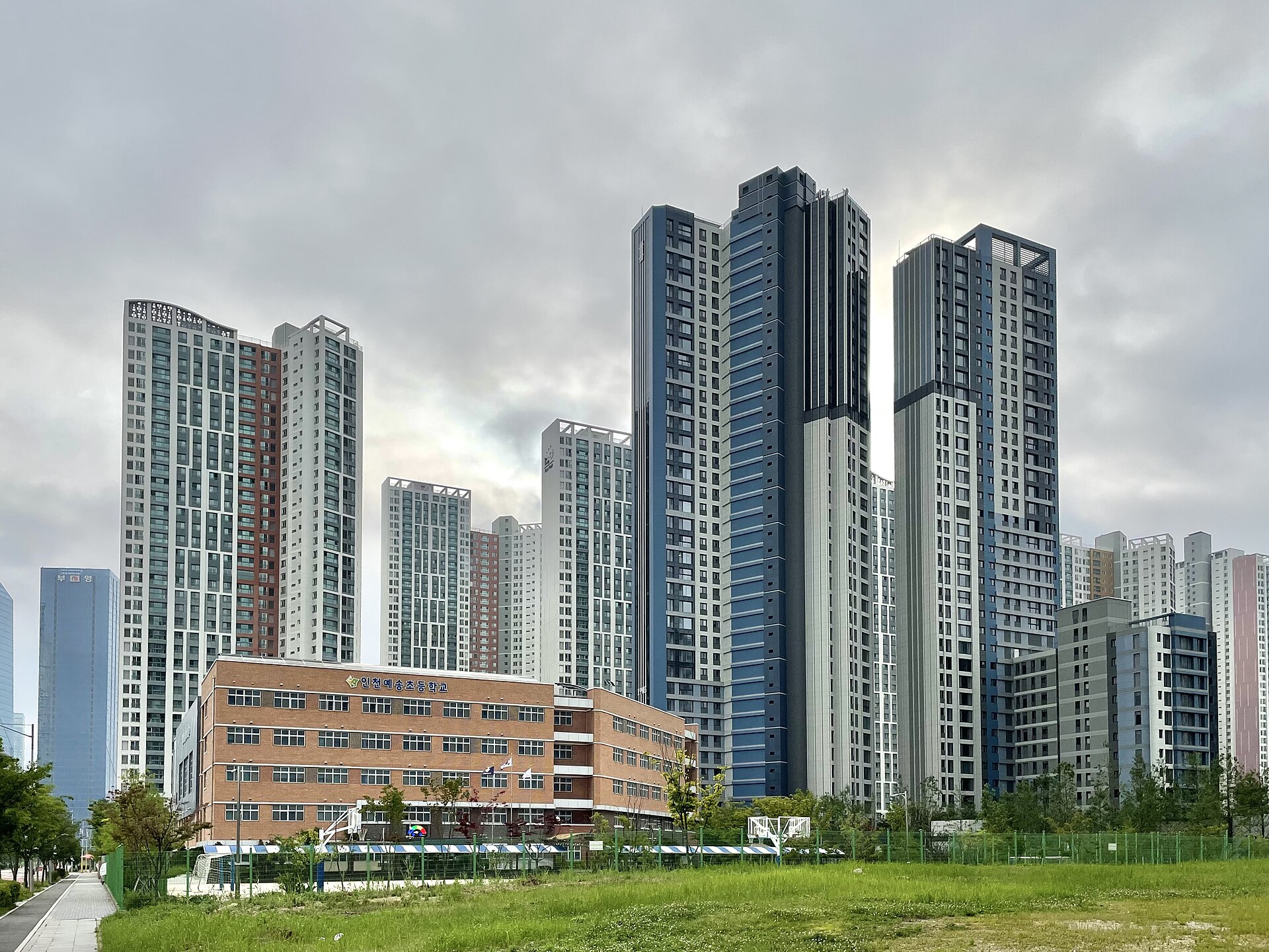 한국의 고층 아파트 단지 전경 참고 이미지 - Wikimedia Commons, CC BY-SA 4.0