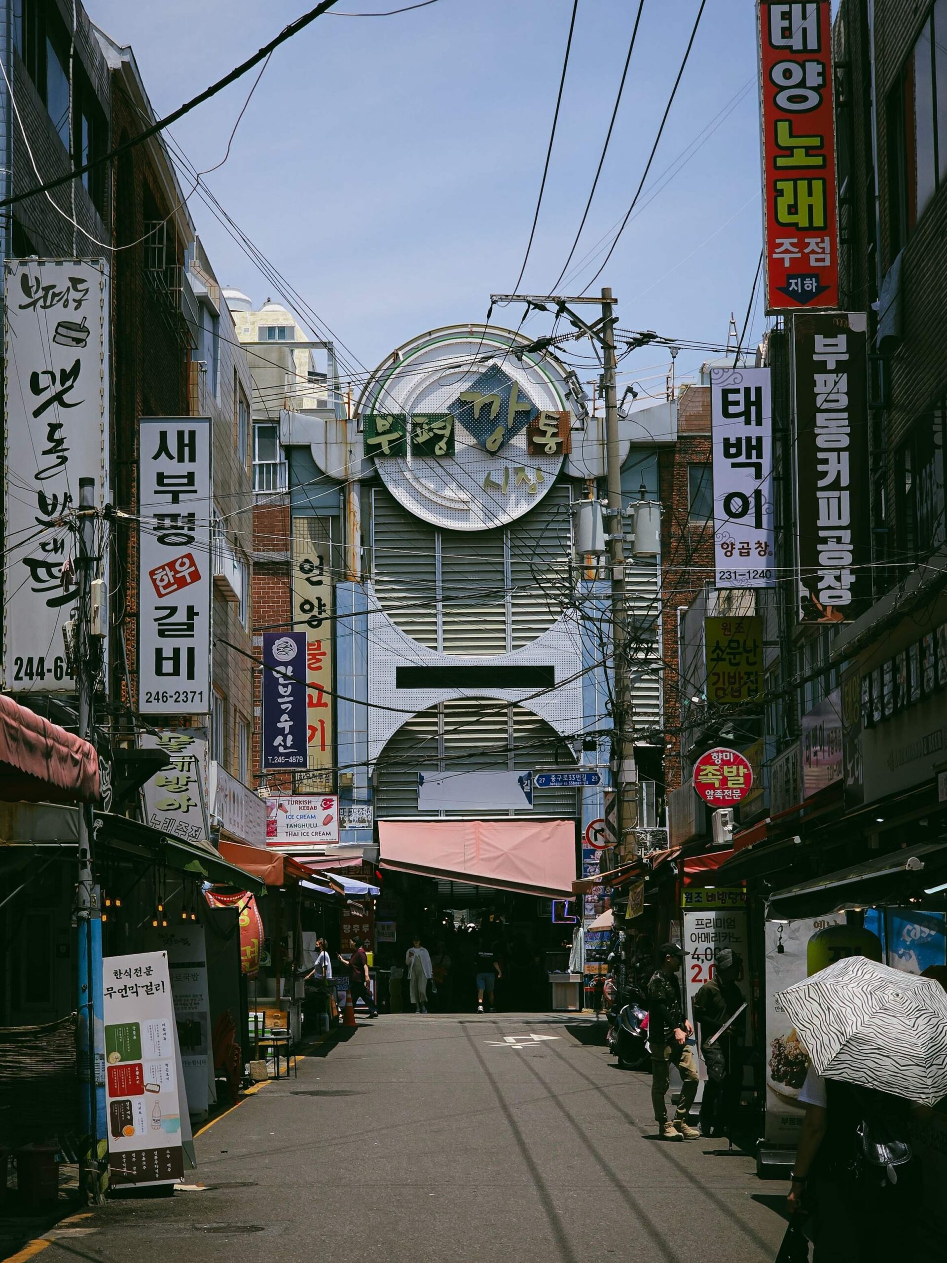추석 장보기 할인과 전통시장 이용을 상징하는 한국 전통시장 거리