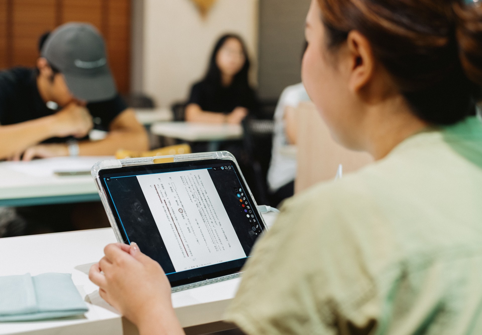 에듀테크 코리아 페어의 AI·디지털 수업 체험을 설명하는 태블릿 활용 교실