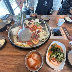 닭갈비와 반찬이 놓인 테이블