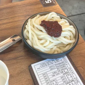 닭갈비 철판에 들어간 면 사리