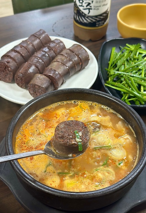 피순대가 올라간 순대국밥