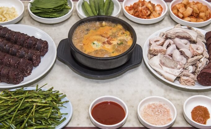 순대국밥과 모듬 피순대 상차림