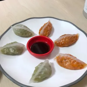 고기·김치 만두가 함께 담긴 접시