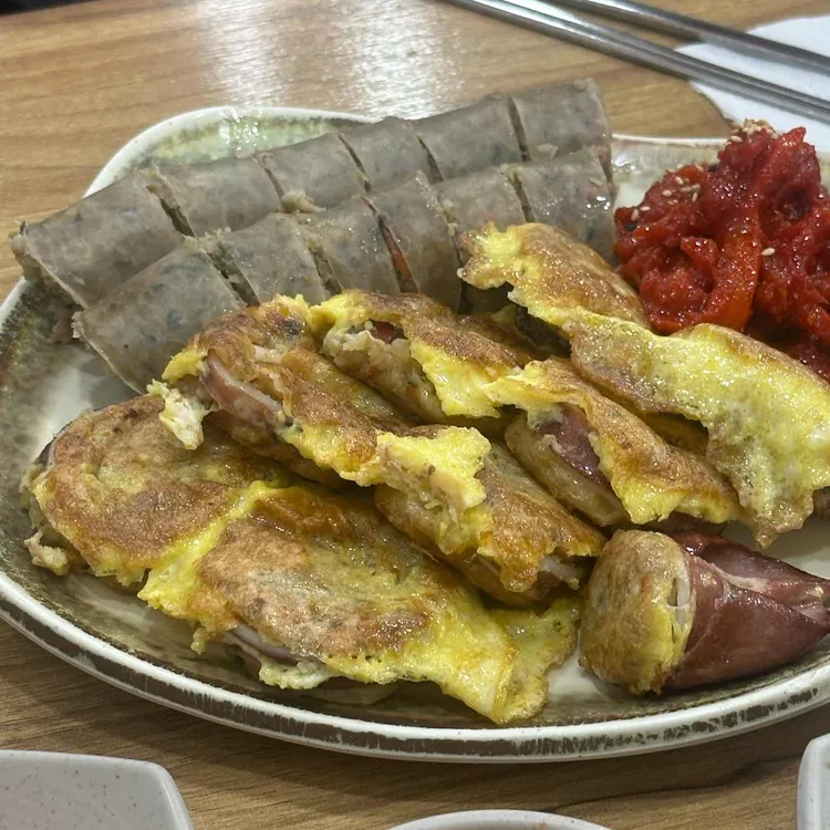 아바이순대와 오징어순대가 함께 놓인 모듬순대