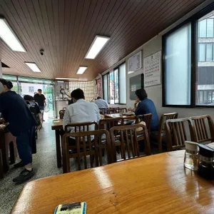 필동면옥 실내 테이블