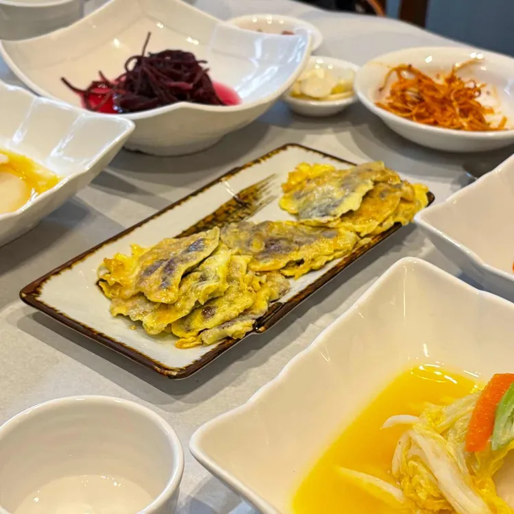 대광식당 육전과 곁들임 식사 장면