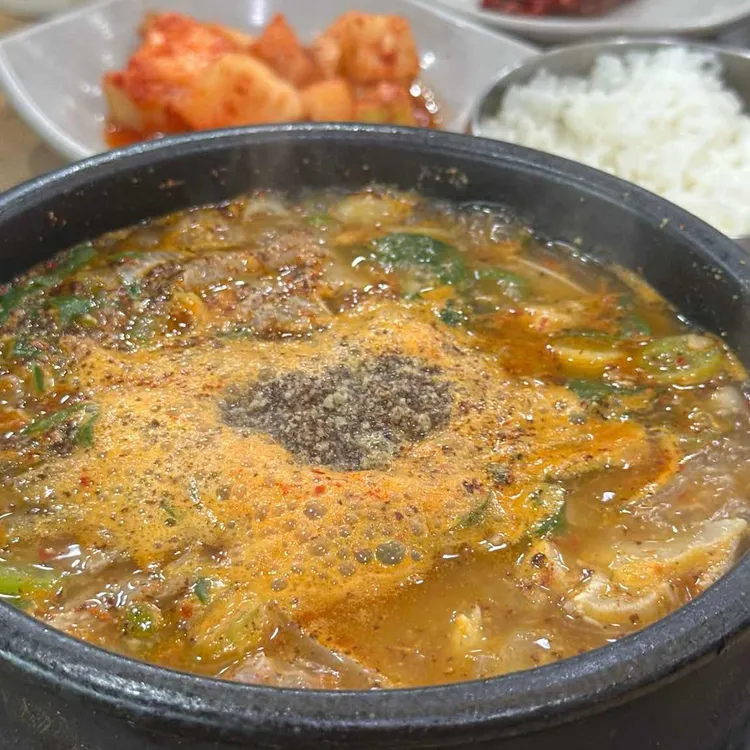 국밥과 반찬이 놓인 상