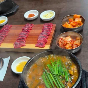 양념을 더한 국밥 장면