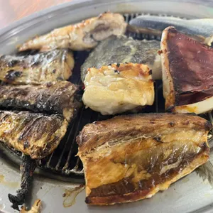 모둠 생선구이 가까이 본 장면