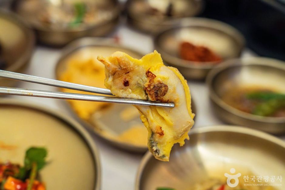 미미원 해물전 조리 장면