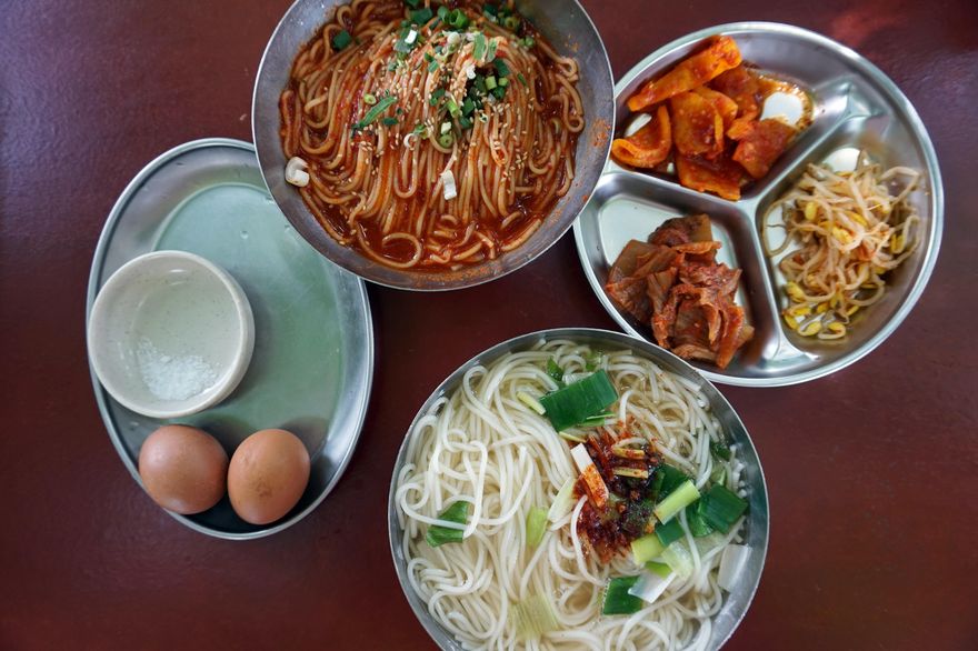 진우네집국수 멸치국수와 비빔국수, 삶은 계란