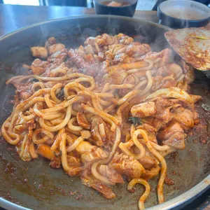 익은 철판닭갈비