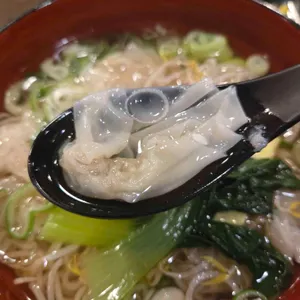 숟가락에 올린 얇은 피 완당