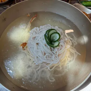 진주식 냉면으로 보이는 면 요리