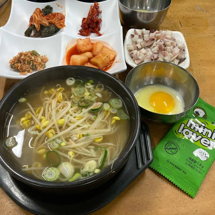 콩나물국밥과 수란, 오징어사리 한 상