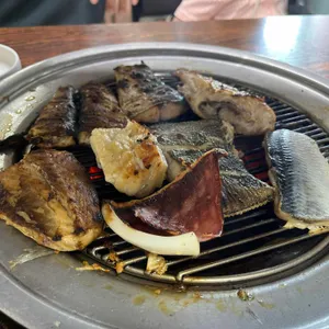 숯불에 구워진 여러 생선