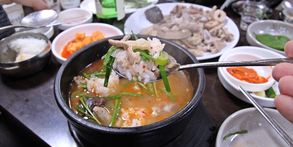 남부시장 피순대 국밥 식사 장면