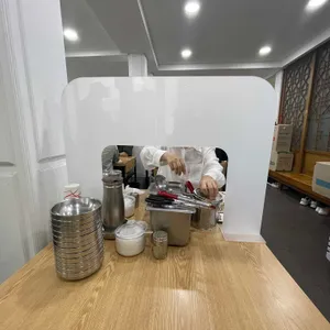 테이블과 기본 양념이 놓인 자리