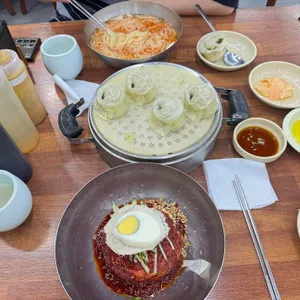 왕만두와 비빔밀면이 함께 놓인 상