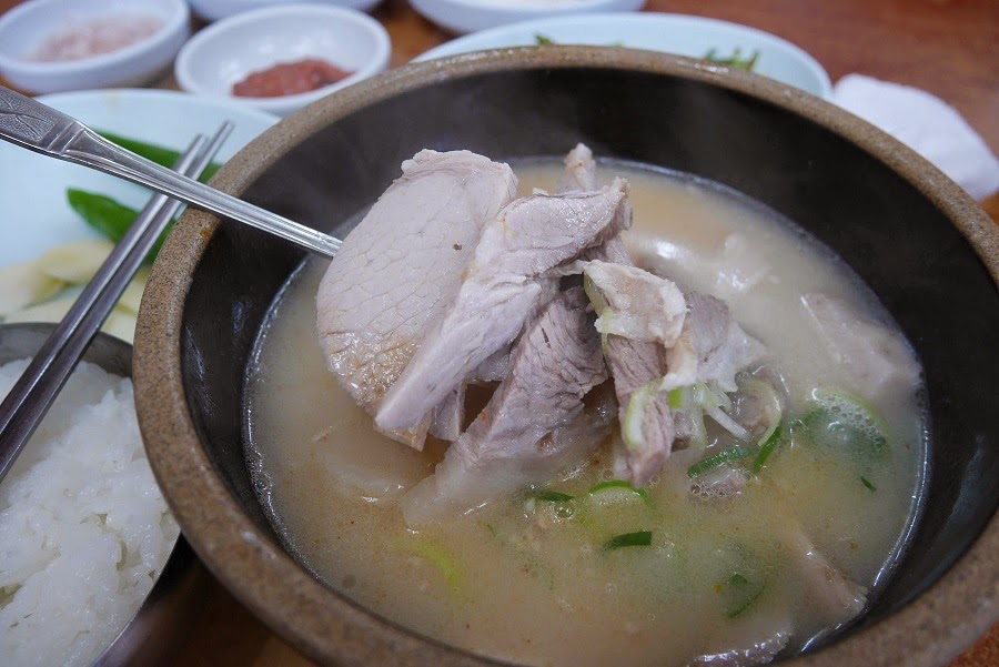 부산식 돼지국밥 한 그릇