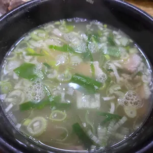 돼지고기가 보이는 돼지국밥 그릇