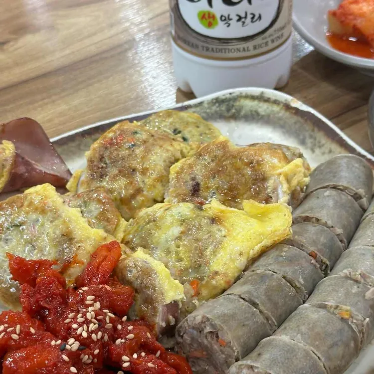 다른 각도의 모듬순대 한 접시
