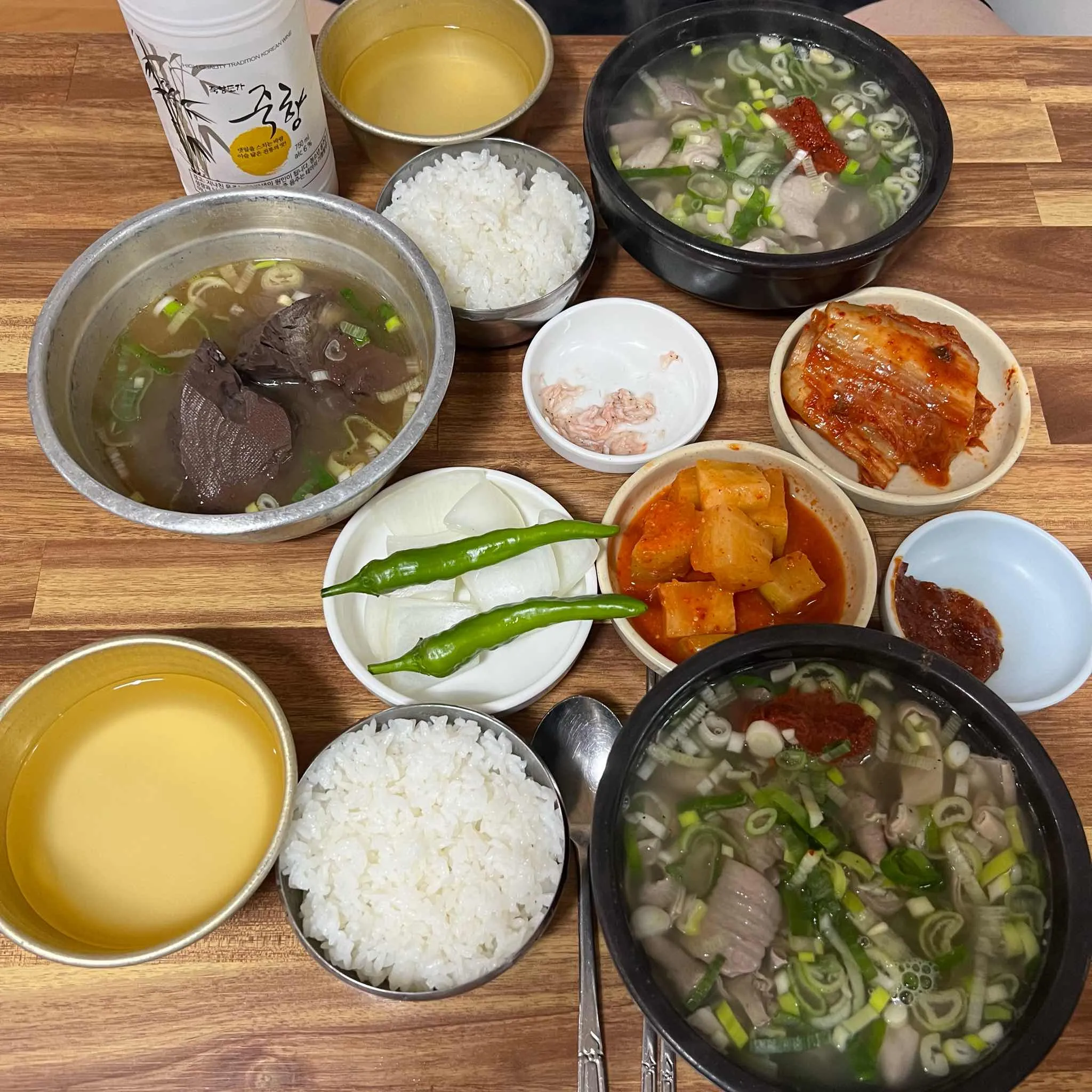 원조창평시장국밥 방문자 음식 장면