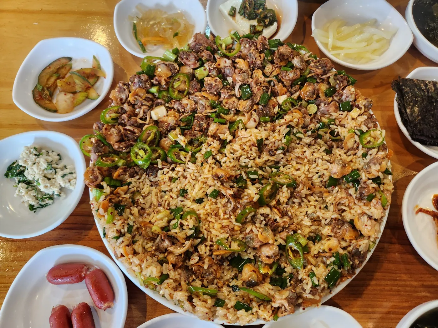 꼬막무침과 비빔밥 접시