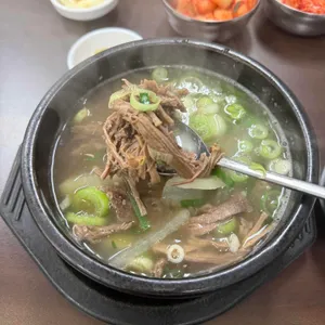소고기와 국물이 보이는 국밥 한 그릇