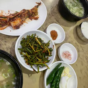 돼지국밥과 반찬이 차려진 한 상