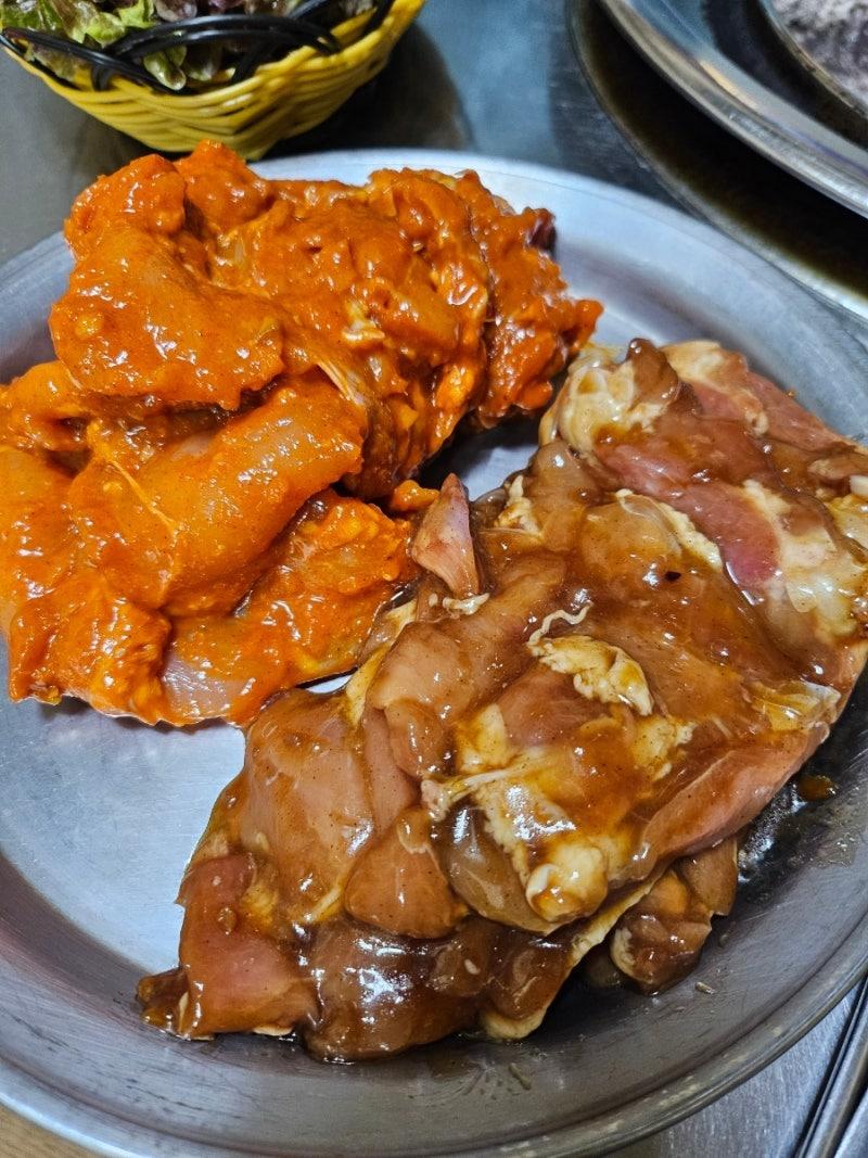 양념된 닭갈비가 접시에 담긴 모습