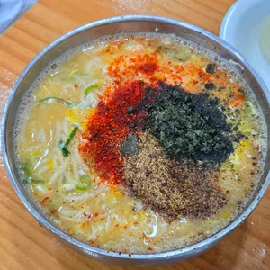 고춧가루와 들깨가 올라간 칼국수
