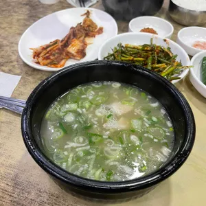 돼지국밥과 김치·부추 곁들임