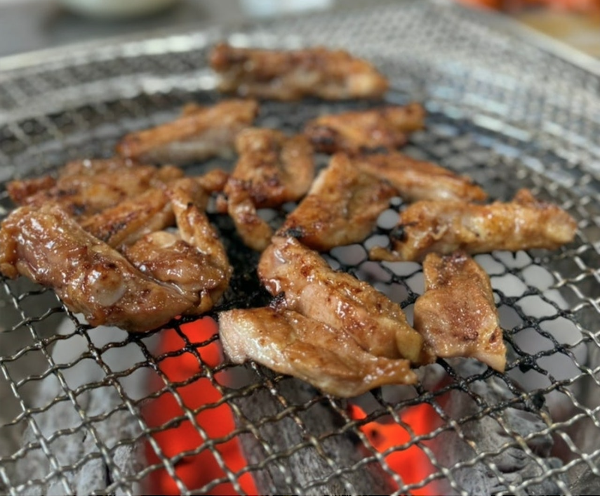 숯불 위에서 굽는 닭갈비