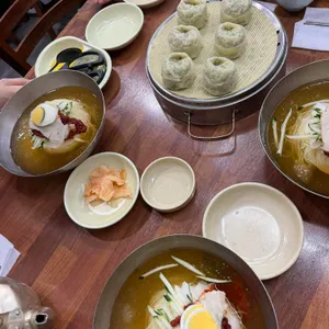 물밀면과 비빔밀면, 왕만두가 함께 놓인 상