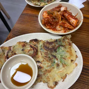 오씨칼국수 해물파전과 김치