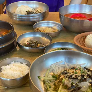 물회와 밥·반찬이 함께 놓인 상