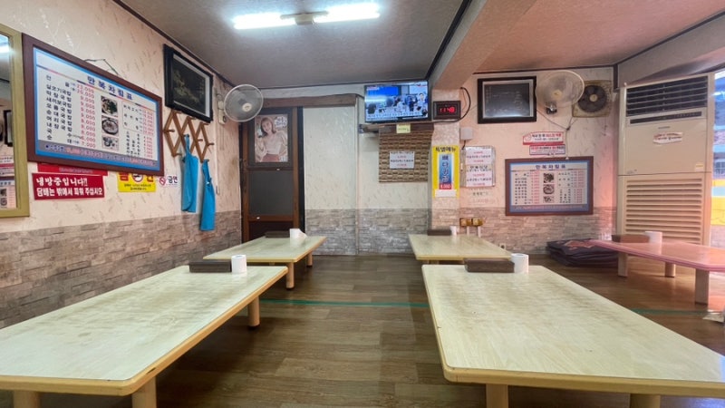 테이블이 놓인 매장 내부