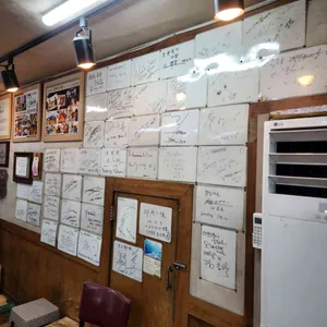 국일따로국밥 내부 벽면과 좌석