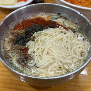 전주 한옥마을 칼국수 맛집 베테랑, 들깨 듬뿍 칼국수와 만두 한 끼