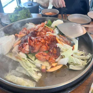 춘천 닭갈비 맛집 통나무집 본점, 철판닭갈비부터 막국수·볶음밥까지