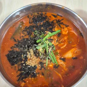 양념이 진한 장칼국수 한 그릇